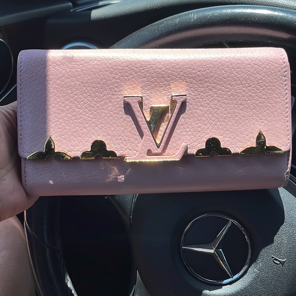 🎀FINAL PRICE🎀LOUIS VUITTON CAPUCINES PINK WALLET - Picture 1 of 8